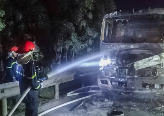 Xe đầu k&eacute;o bốc ch&aacute;y dữ dội tr&ecirc;n QL12A trong đ&ecirc;m, cabin bị thi&ecirc;u rụi - Ảnh 2.