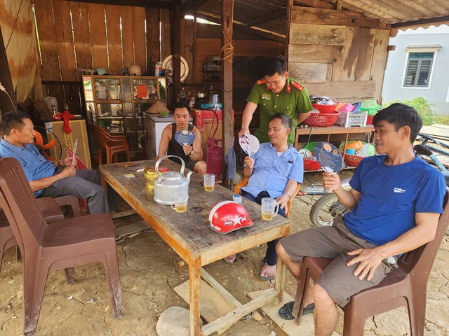 Công an xã tặng quạt cho người dân Kim Điền Giữa nắng nóng mùa hè 2026 - Ảnh 1. Công an xã tặng quạt cho người dân Kim Điền Giữa nắng nóng mùa hè 2026 - Ảnh 1.