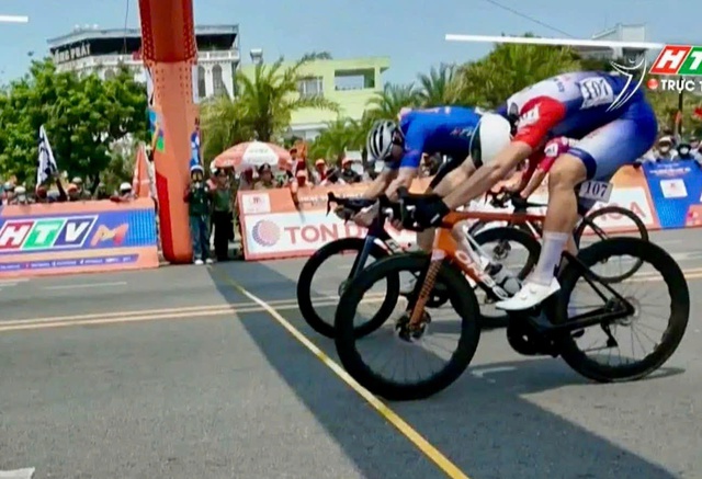 Về đ&iacute;ch nhưng kh&ocirc;ng d&aacute;m ăn mừng ở C&uacute;p xe đạp truyền h&igrave;nh TP.HCM 2026- Ảnh 4.
