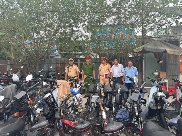 CSGT An Lạc kiểm tra xe điện 'độ chế' tại bãi xe trường học - Ảnh 5.