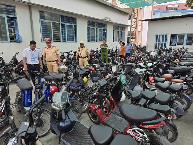 CSGT An Lạc kiểm tra xe điện 'độ chế' tại bãi xe trường học - Ảnh 1.