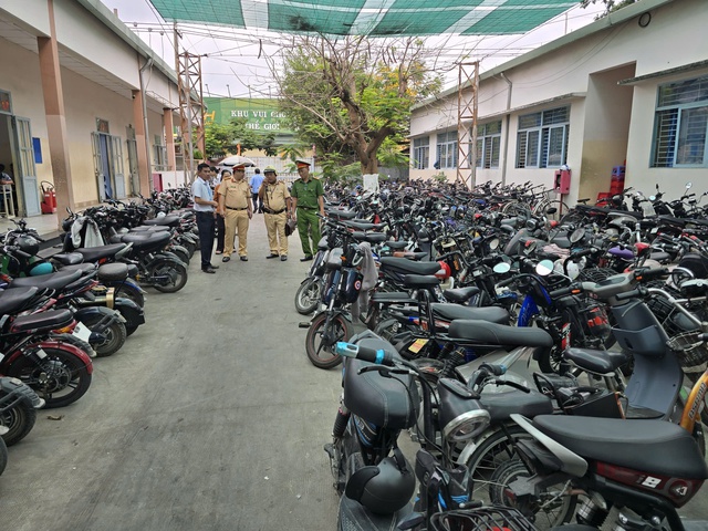 CSGT An Lạc kiểm tra xe điện 'độ chế' tại bãi xe trường học - Ảnh 4.