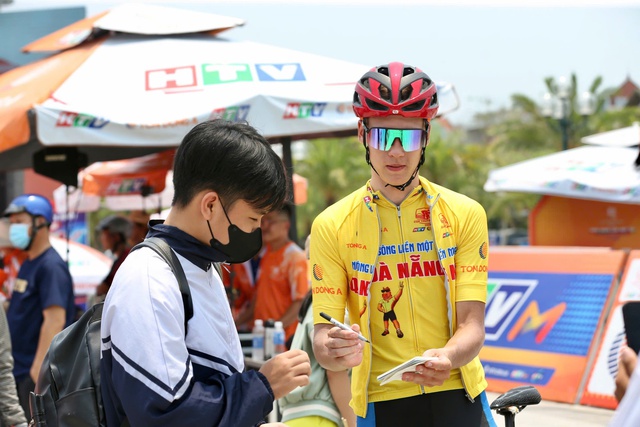 Về đ&iacute;ch nhưng kh&ocirc;ng d&aacute;m ăn mừng ở C&uacute;p xe đạp truyền h&igrave;nh TP.HCM 2026- Ảnh 5.