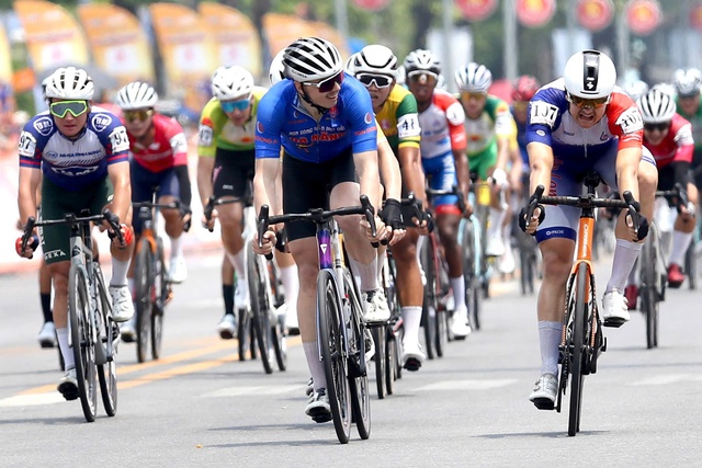 Về đ&iacute;ch nhưng kh&ocirc;ng d&aacute;m ăn mừng ở C&uacute;p xe đạp truyền h&igrave;nh TP.HCM 2026- Ảnh 3.