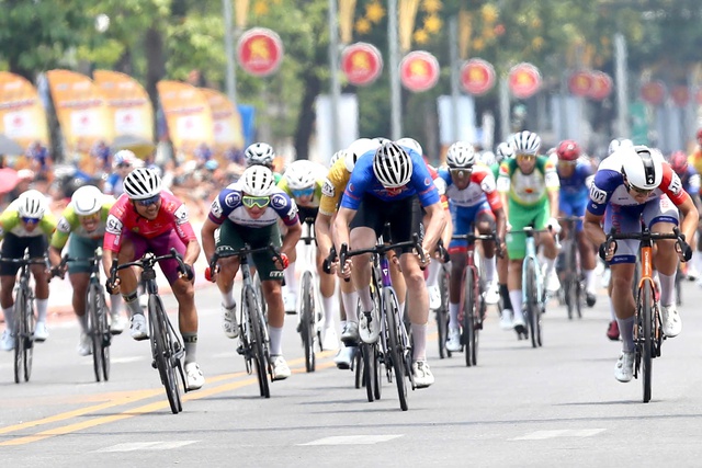 Về đ&iacute;ch nhưng kh&ocirc;ng d&aacute;m ăn mừng ở C&uacute;p xe đạp truyền h&igrave;nh TP.HCM 2026- Ảnh 2.