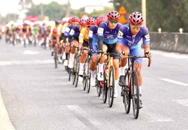 Về đ&iacute;ch nhưng kh&ocirc;ng d&aacute;m ăn mừng ở C&uacute;p xe đạp truyền h&igrave;nh TP.HCM 2026- Ảnh 1.