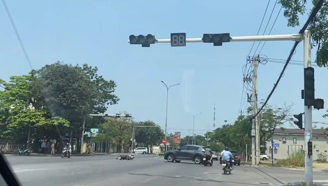 Đ&egrave;n t&iacute;n hiệu hỏng h&agrave;ng loạt, giao th&ocirc;ng ở Đồng Hới rối loạn - Ảnh 1.