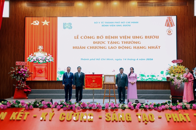 Bệnh viện Ung Bướu TP.HCM đón nhận Huân chương Lao động hạng Nhất - Ảnh 1.