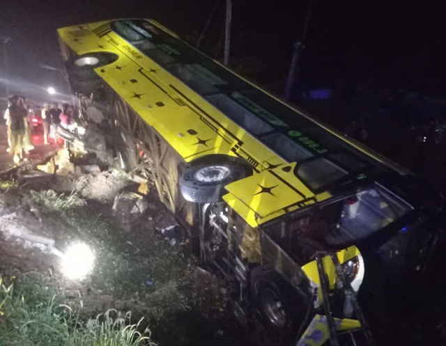 Xe khách lao xuống mương lúc mưa lớn, 9 người thoát nạn trong gang tấc- Ảnh 2. Xe khách lao xuống mương lúc mưa lớn, 9 người thoát nạn trong gang tấc- Ảnh 2.