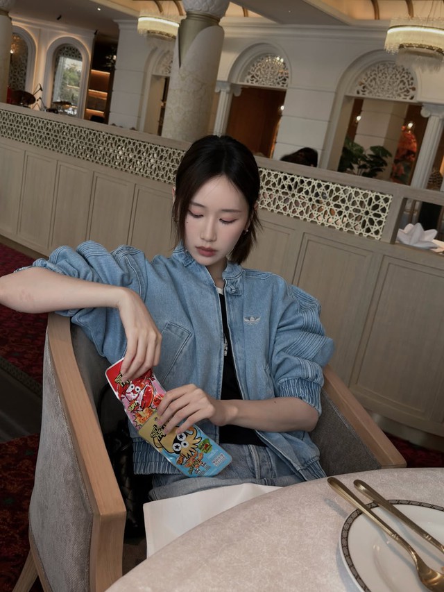 Vẻ ngoài trẻ trung và nổi bật nhờ áo khoác denim dễ phối- Ảnh 4.