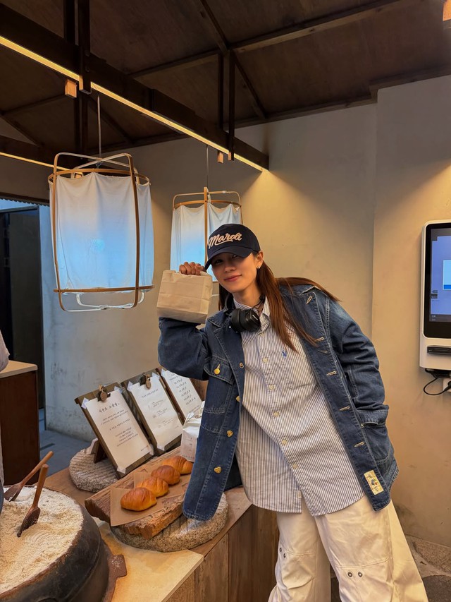 Vẻ ngoài trẻ trung và nổi bật nhờ áo khoác denim dễ phối- Ảnh 6.