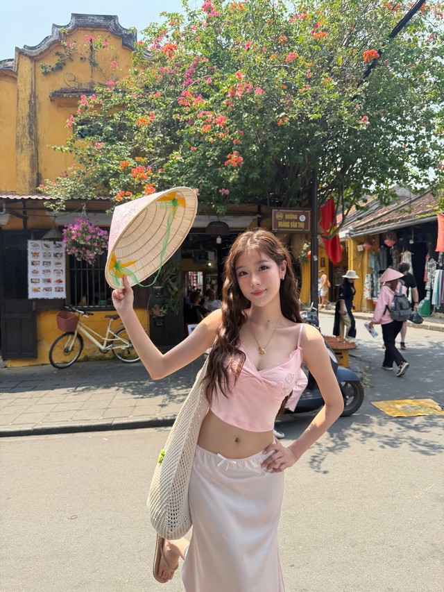 Áo hai dây cổ chữ V: Khi gợi cảm chạm đến sự tinh giản- Ảnh 1. Áo hai dây cổ chữ V: Khi gợi cảm chạm đến sự tinh giản- Ảnh 1.