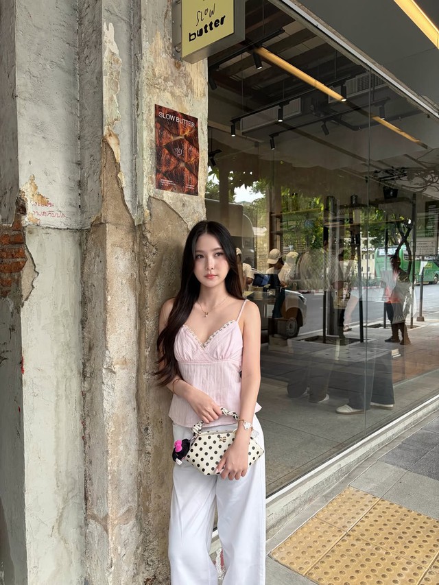 Áo hai dây cổ chữ V: Khi gợi cảm chạm đến sự tinh giản- Ảnh 3. Áo hai dây cổ chữ V: Khi gợi cảm chạm đến sự tinh giản- Ảnh 3.