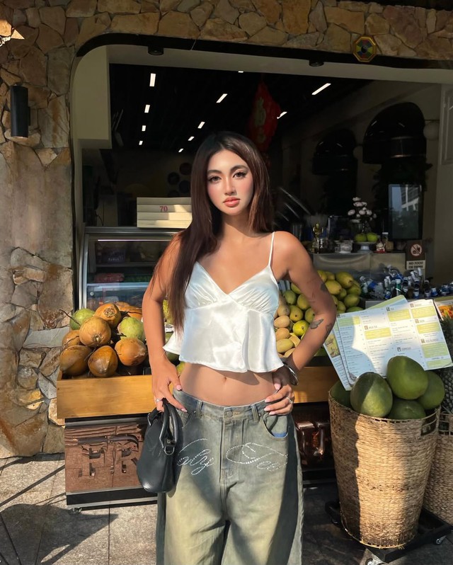 Áo hai dây cổ chữ V: Khi gợi cảm chạm đến sự tinh giản- Ảnh 4. Áo hai dây cổ chữ V: Khi gợi cảm chạm đến sự tinh giản- Ảnh 4.