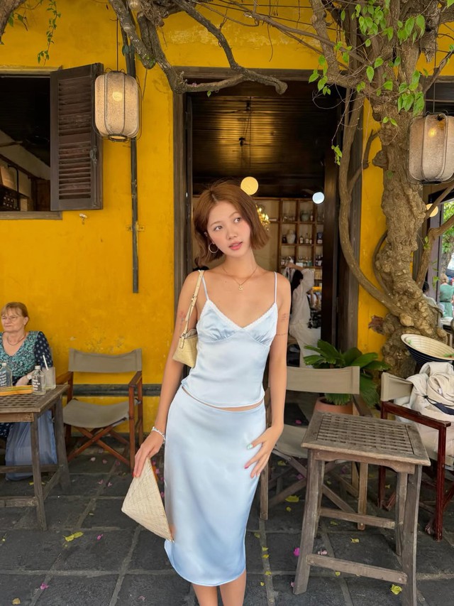 Áo hai dây cổ chữ V: Khi gợi cảm chạm đến sự tinh giản- Ảnh 5. Áo hai dây cổ chữ V: Khi gợi cảm chạm đến sự tinh giản- Ảnh 5.