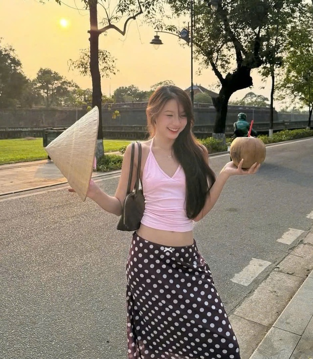 Áo hai dây cổ chữ V: Khi gợi cảm chạm đến sự tinh giản- Ảnh 6. Áo hai dây cổ chữ V: Khi gợi cảm chạm đến sự tinh giản- Ảnh 6.