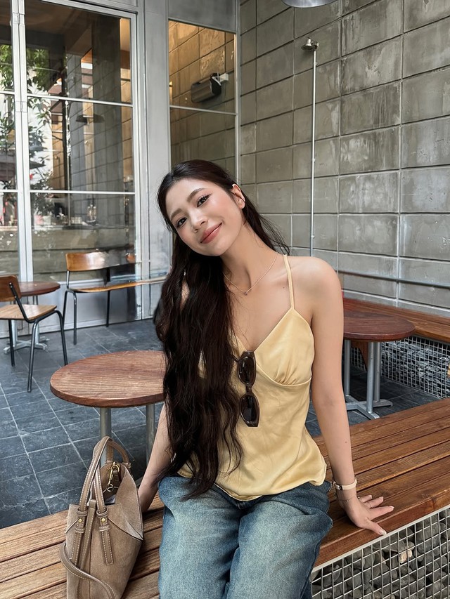 Áo hai dây cổ chữ V: Khi gợi cảm chạm đến sự tinh giản- Ảnh 7. Áo hai dây cổ chữ V: Khi gợi cảm chạm đến sự tinh giản- Ảnh 7.