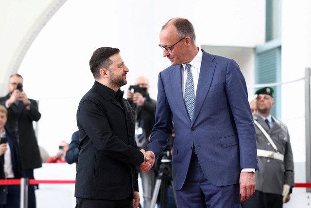 Thủ tướng Đức muốn đưa thanh ni&ecirc;n Ukraine về nước chiến đấu - Ảnh 1.