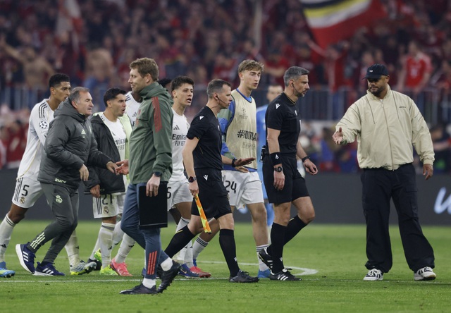 HLV Real Madrid v&agrave; cầu thủ 'c&ocirc;ng k&iacute;ch' trọng t&agrave;i dữ dội, Chủ tịch Perez l&agrave;m điều hiếm gặp- Ảnh 2.