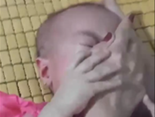 Xác minh clip cháu bé nghi bị bạo hành, người lớn nhiều lần bóp chặt khuôn mặt- Ảnh 1. Xác minh clip cháu bé nghi bị bạo hành, người lớn nhiều lần bóp chặt khuôn mặt- Ảnh 1.