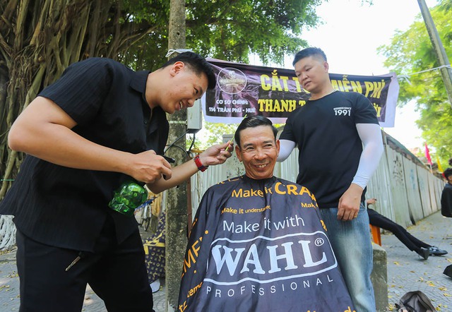 Tiệm t&oacute;c 'thanh to&aacute;n bằng nụ cười' ở cố đ&ocirc; Huế - Ảnh 1.