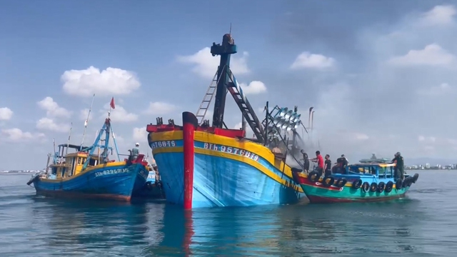 Cháy tàu cá trên biển Phan Thiết, cột khói bốc cao- Ảnh 2. Cháy tàu cá trên biển Phan Thiết, cột khói bốc cao- Ảnh 2.