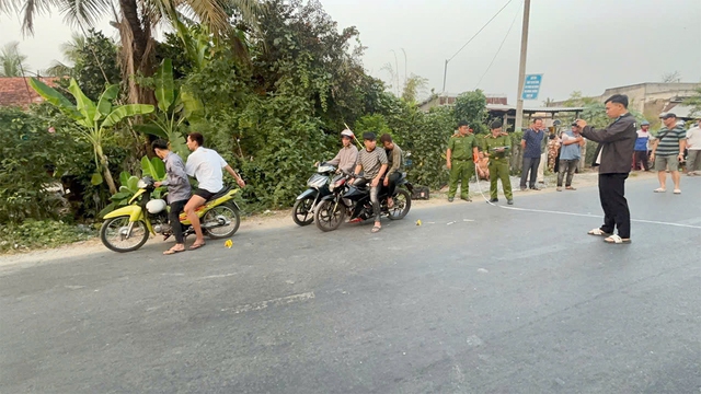 Bắt nhóm nghi phạm khống chế người đi đường, thực hiện nhiều vụ cướp tài sản- Ảnh 2. Bắt nhóm nghi phạm khống chế người đi đường, thực hiện nhiều vụ cướp tài sản- Ảnh 2.