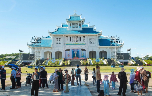 Từ th&aacute;p chu&ocirc;ng trăm tuổi đến vương cung th&aacute;nh đường lớn nhất Việt Nam- Ảnh 4.