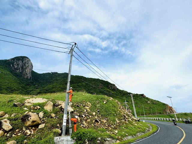 Thợ điện thành phố mang tên Bác: 50 Năm cống hiến và phát triển ngành điện - Ảnh 1. Thợ điện thành phố mang tên Bác: 50 Năm cống hiến và phát triển ngành điện - Ảnh 1.