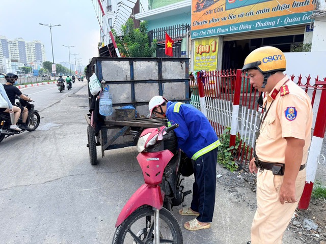 Xe r&aacute;c tự chế th&agrave;nh 'chướng ngại vật di động' tr&ecirc;n đường phố TP.HCM - Ảnh 1.