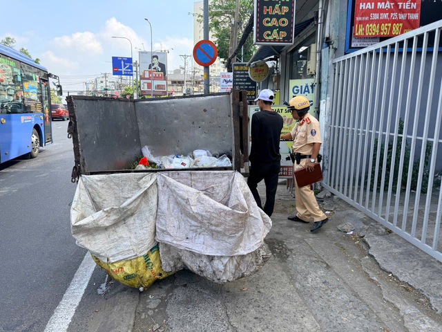 Xe r&aacute;c tự chế th&agrave;nh 'chướng ngại vật di động' tr&ecirc;n đường phố TP.HCM - Ảnh 2.
