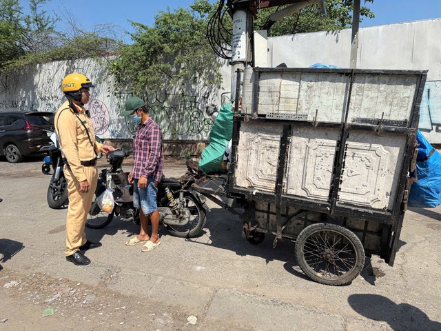 Xe r&aacute;c tự chế th&agrave;nh 'chướng ngại vật di động' tr&ecirc;n đường phố TP.HCM - Ảnh 3.