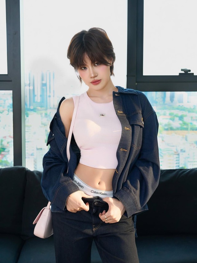 Vẻ ngoài trẻ trung và nổi bật nhờ áo khoác denim dễ phối- Ảnh 9.