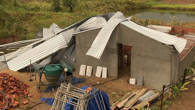 Lốc xoáy tại Gia Lai chiều 15.4, hơn 10 nhà bị tốc mái - Ảnh 1.
