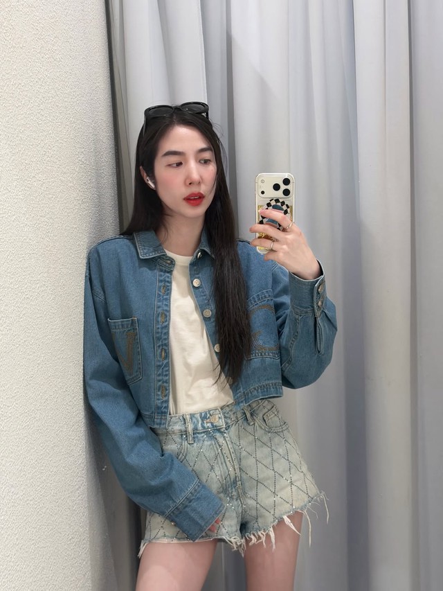 Vẻ ngoài trẻ trung và nổi bật nhờ áo khoác denim dễ phối- Ảnh 3.