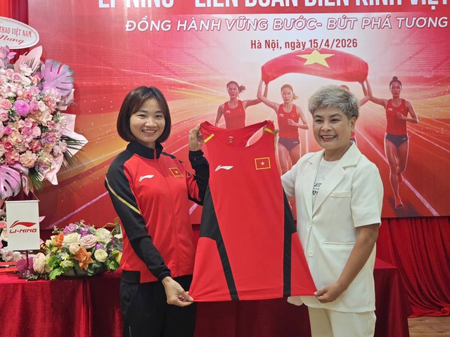 Nguyễn Thị Oanh c&ugrave;ng đội điền kinh Việt Nam đ&oacute;n niềm vui đặc biệt- Ảnh 1.