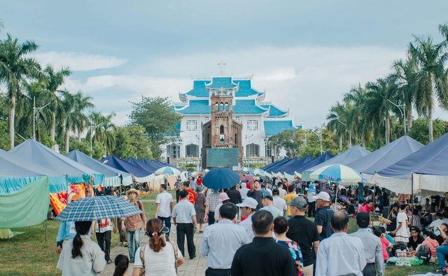 Từ th&aacute;p chu&ocirc;ng trăm tuổi đến vương cung th&aacute;nh đường lớn nhất Việt Nam- Ảnh 3.