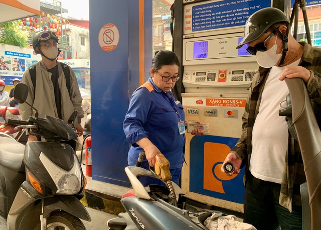 Giá xăng dầu hôm nay 16.4: Dầu diesel giảm thêm gần 2.000 đồng/lít- Ảnh 1. Giá xăng dầu hôm nay 16.4: Dầu diesel giảm thêm gần 2.000 đồng/lít- Ảnh 1.