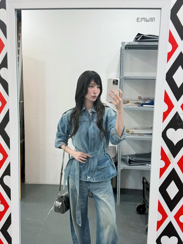 Vẻ ngoài trẻ trung và nổi bật nhờ áo khoác denim dễ phối- Ảnh 5.