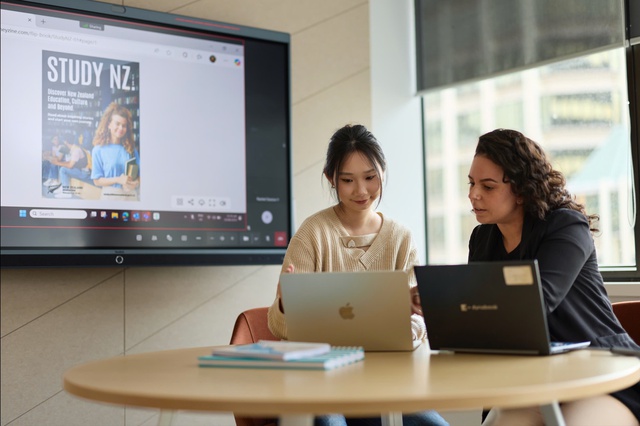 Nước n&oacute;i tiếng Anh tăng suất học bổng ch&iacute;nh phủ bậc ĐH cho người Việt - Ảnh 1.