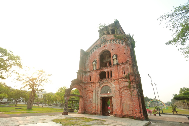 Từ th&aacute;p chu&ocirc;ng trăm tuổi đến vương cung th&aacute;nh đường lớn nhất Việt Nam- Ảnh 1.