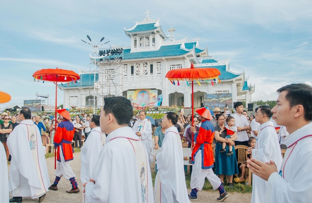 Từ th&aacute;p chu&ocirc;ng trăm tuổi đến vương cung th&aacute;nh đường lớn nhất Việt Nam- Ảnh 6.