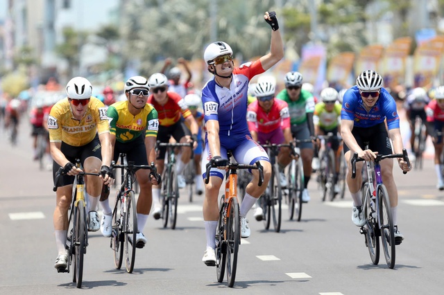 Tay đua Thụy Sĩ độc diễn giành chiến thắng chặng 12 Cúp xe đạp truyền hình TP.HCM- Ảnh 2. Tay đua Thụy Sĩ độc diễn giành chiến thắng chặng 12 Cúp xe đạp truyền hình TP.HCM- Ảnh 2.