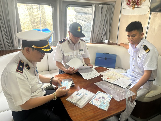 TP . HCM tăng cường kiểm tra t&agrave;u chở kh&aacute;ch tr&ecirc;n s&ocirc;ng S&agrave;i G&ograve;n dịp lễ 2026 - Ảnh 1.