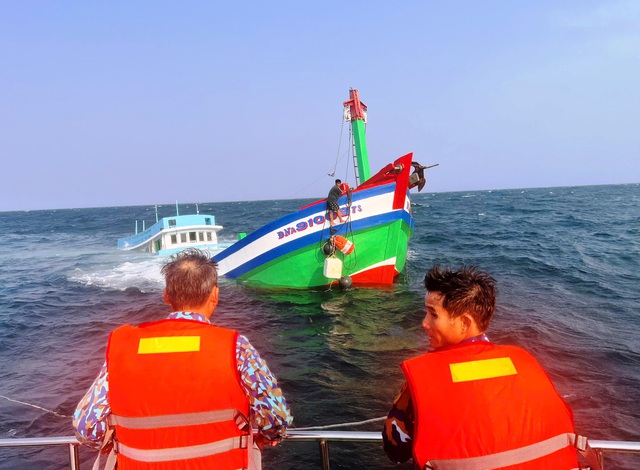 Bi&ecirc;n ph&ograve;ng Đ&agrave; Nẵng cứu th&agrave;nh c&ocirc;ng 2 thuyền vi&ecirc;n trong vụ t&agrave;u c&aacute; ch&igrave;m năm 2026 - Ảnh 2.