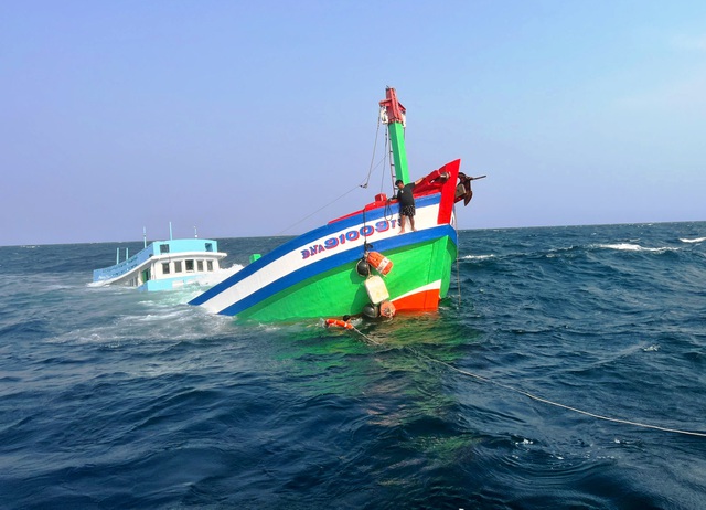 Bi&ecirc;n ph&ograve;ng Đ&agrave; Nẵng cứu th&agrave;nh c&ocirc;ng 2 thuyền vi&ecirc;n trong vụ t&agrave;u c&aacute; ch&igrave;m năm 2026 - Ảnh 1.