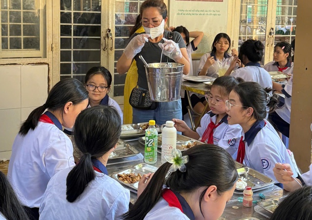 Bất an khi lựa chọn nh&agrave; thầu phục vụ bữa ăn b&aacute;n tr&uacute; - Ảnh 2.