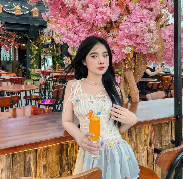 Nét điệu đà từ những chiếc áo thắt nơ vai- Ảnh 1.