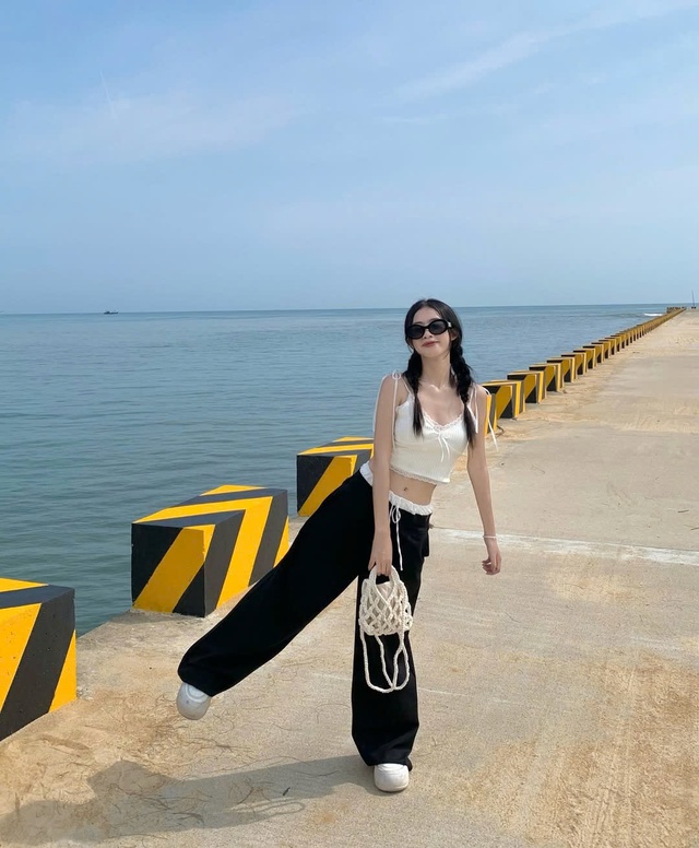 Nét điệu đà từ những chiếc áo thắt nơ vai- Ảnh 2.