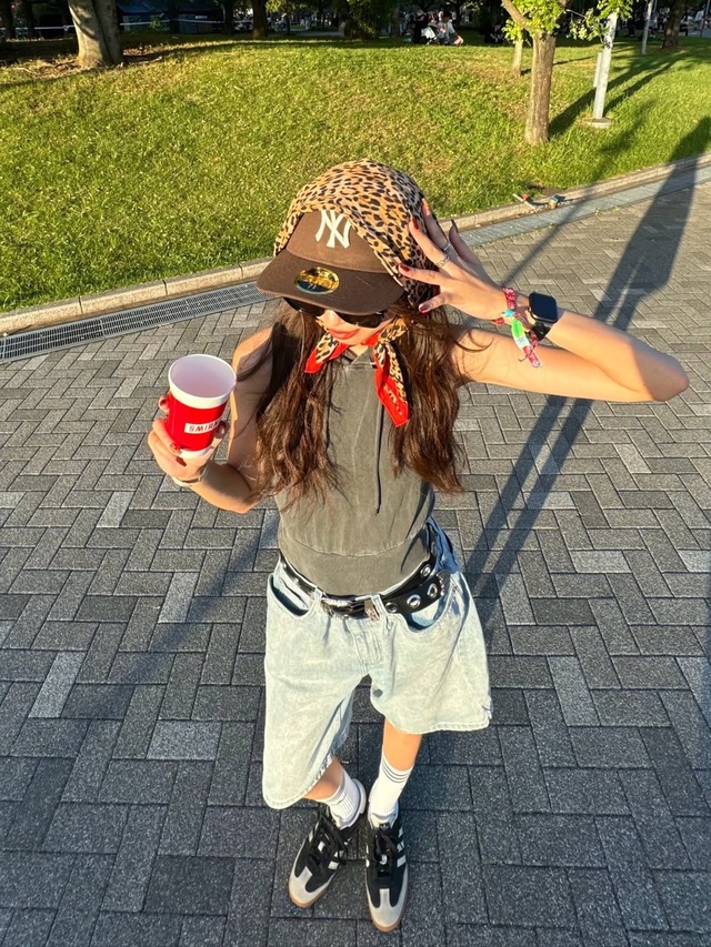 4 cách biến hóa phong cách nổi bật và thời thượng với khăn bandana- Ảnh 3.